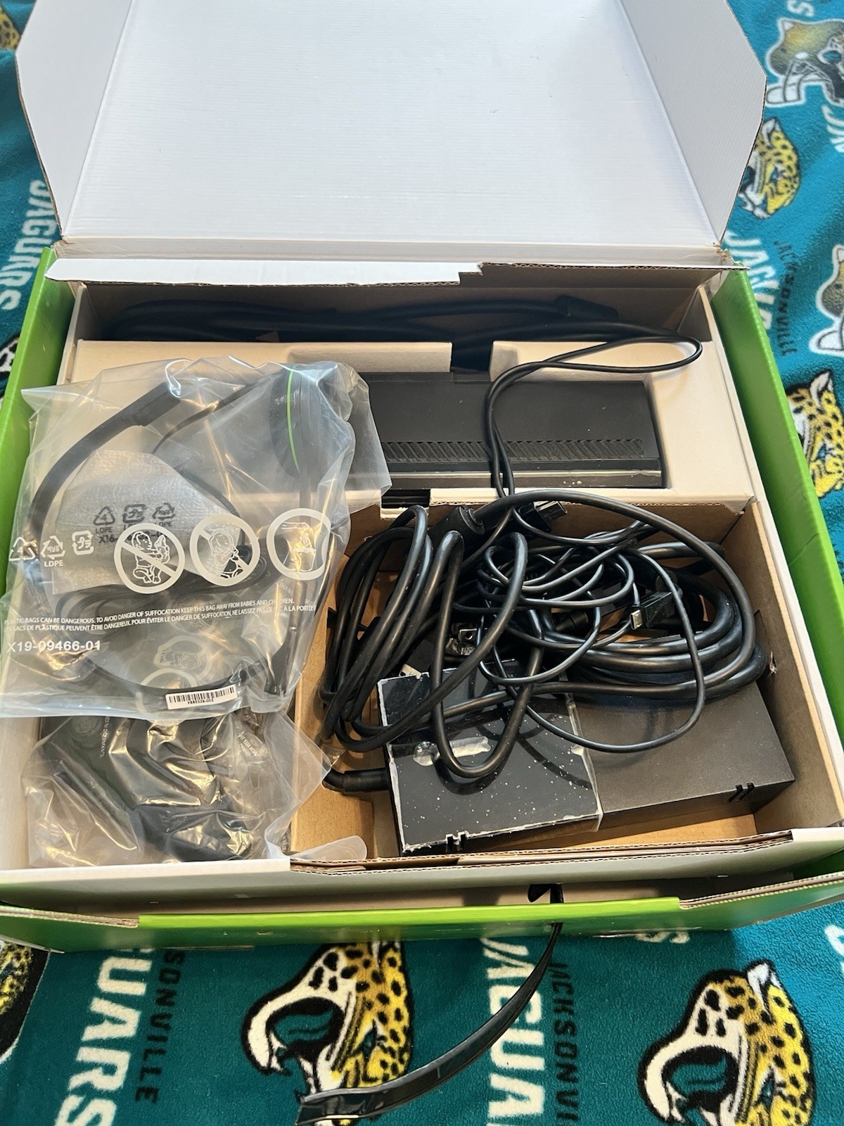 Xbox One 500GB Bundle w Kinect Controller Headset Box Forza 5 Untested Sold AsIs