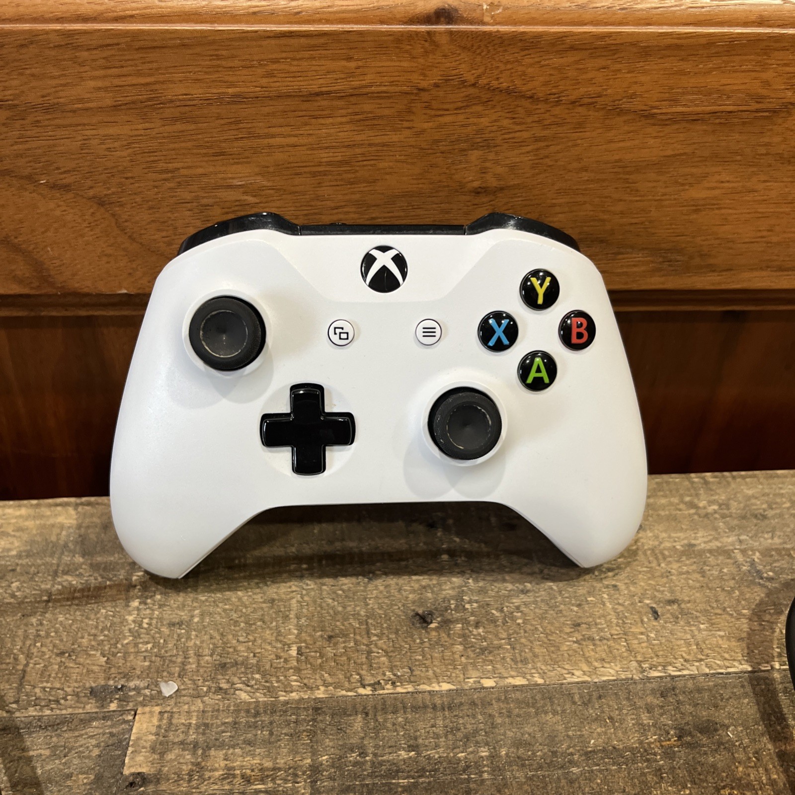 Microsoft Xbox One S 1TB Console – White Model 1681 w/Controller, Cords & Game