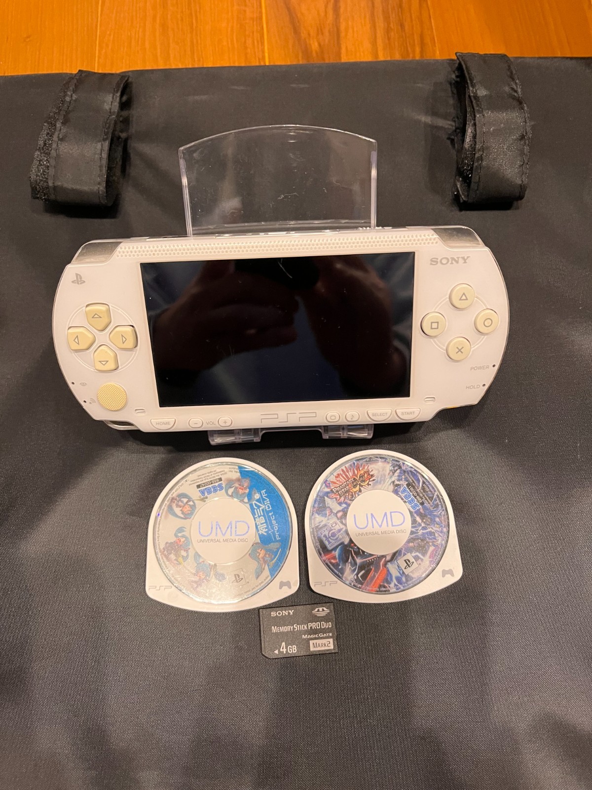 SONY PSP-1000 white Console with 4GB Memory + 2 Game – Working – RANK B⁺ Good
