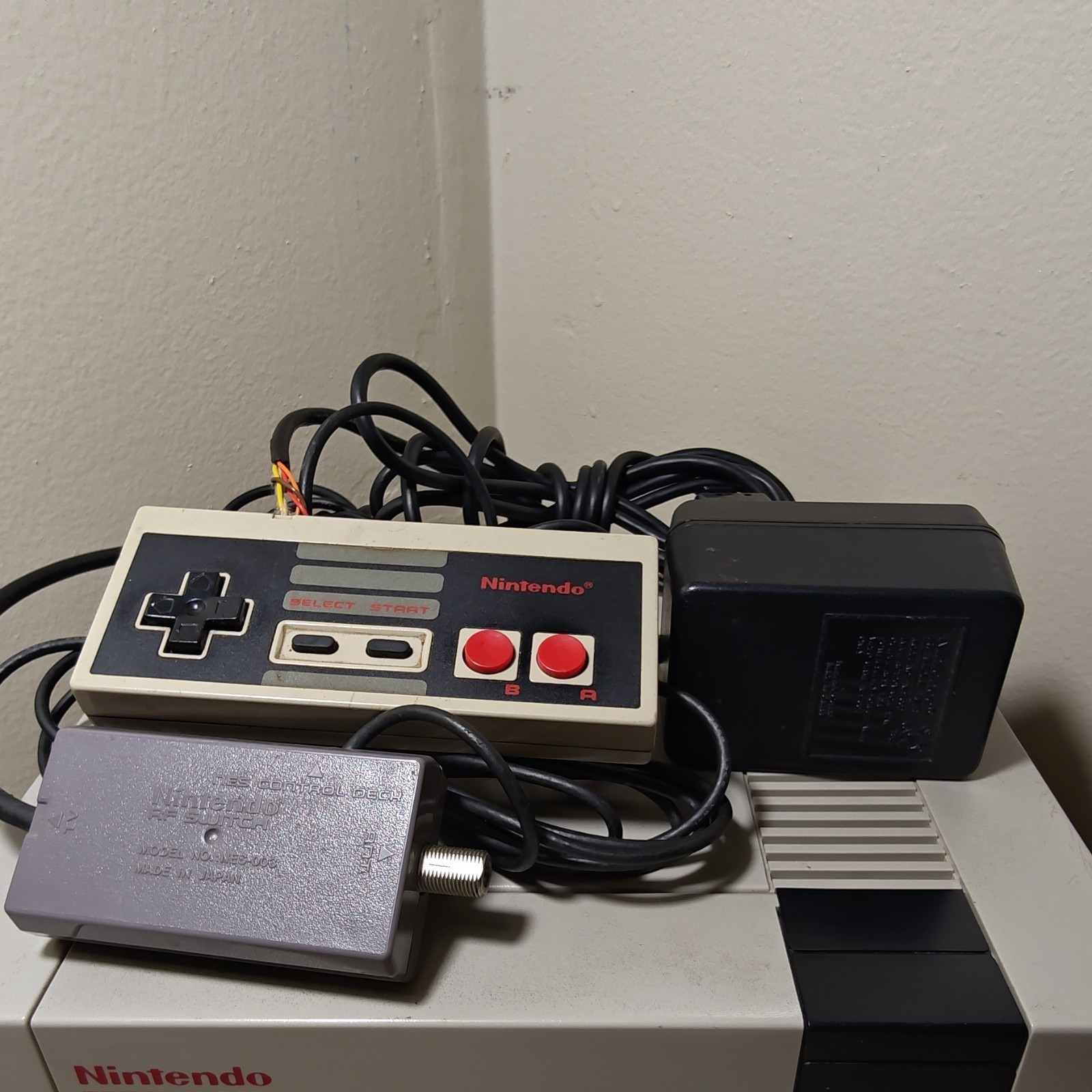 Nintendo NES-001 Console with Controller and 6 Game Cartridges