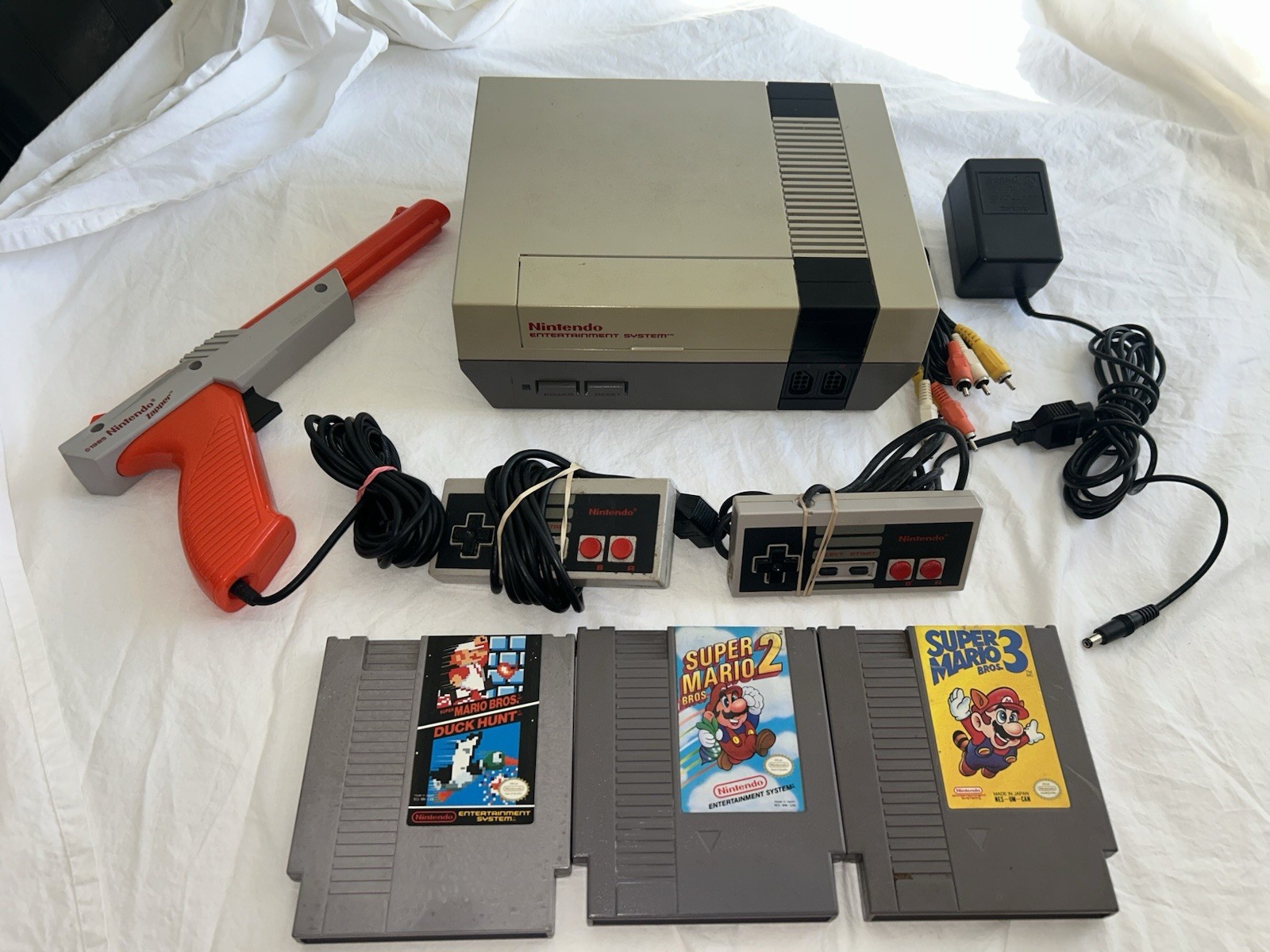 NES Console Bundle Super Mario Bros. 1,2,3 and 2 Controllers. Zapper Tested