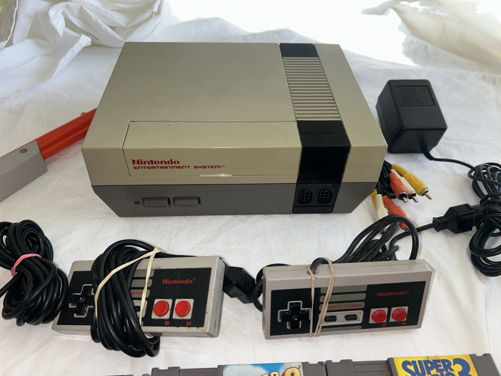NES Console Bundle Super Mario Bros. 1,2,3 and 2 Controllers. Zapper Tested