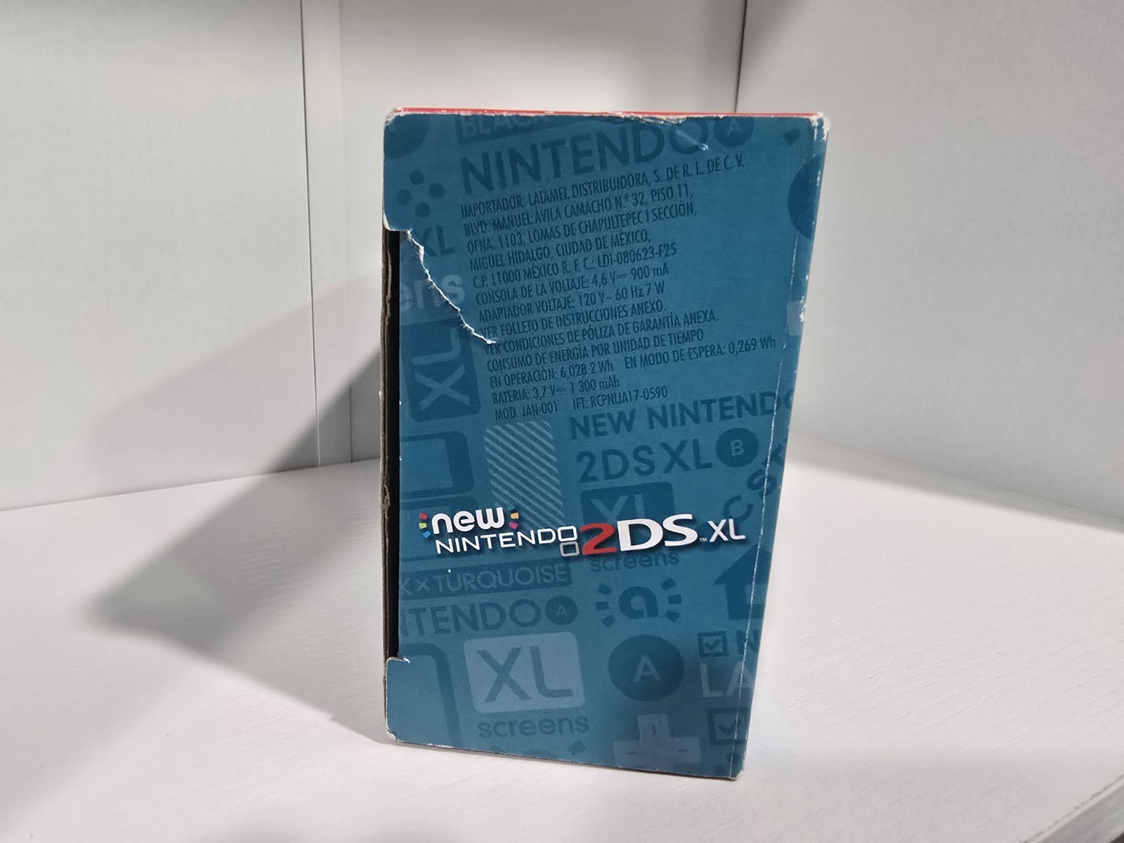 Nintendo 2DS XL Console (CIB) with inserts, charger, manual, SD and Mario Game