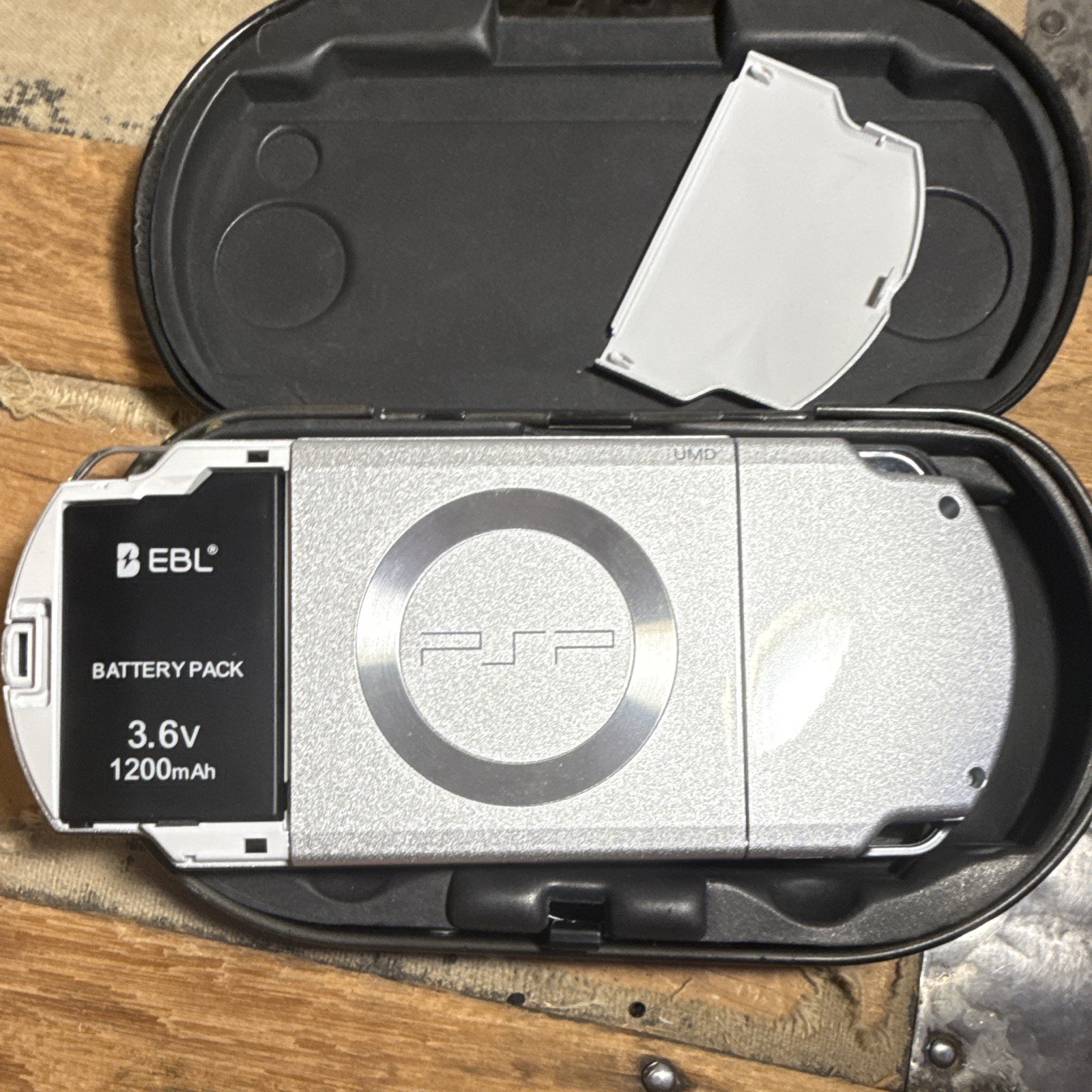 Sony PSP-2000 Silver Handheld System Console w/ Case Charger – WORKING