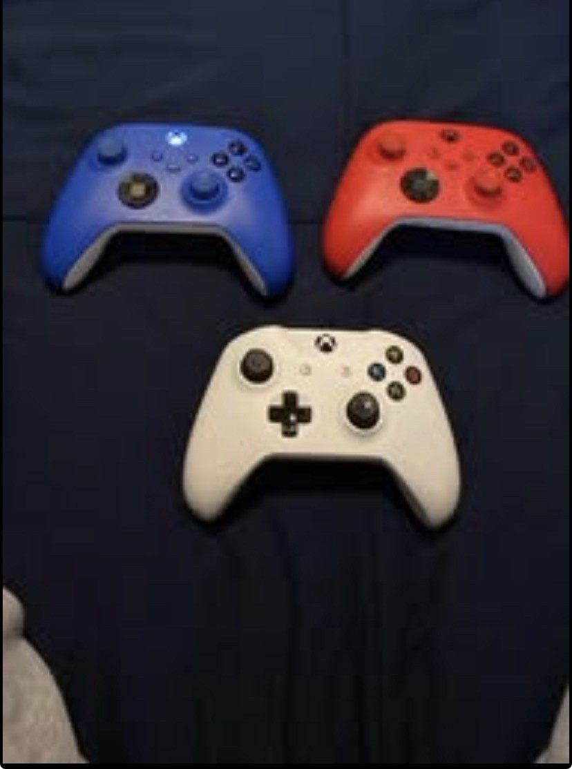 Xbox One S, 1 TB + 3 Controllers and Headset