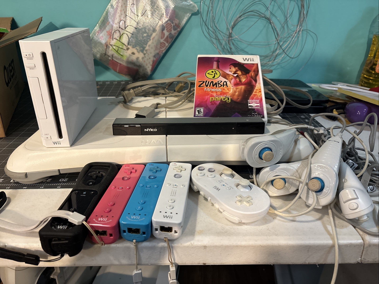 nintendo wii rvl-001 white 4 Controllers Many Games And Fit Plate.