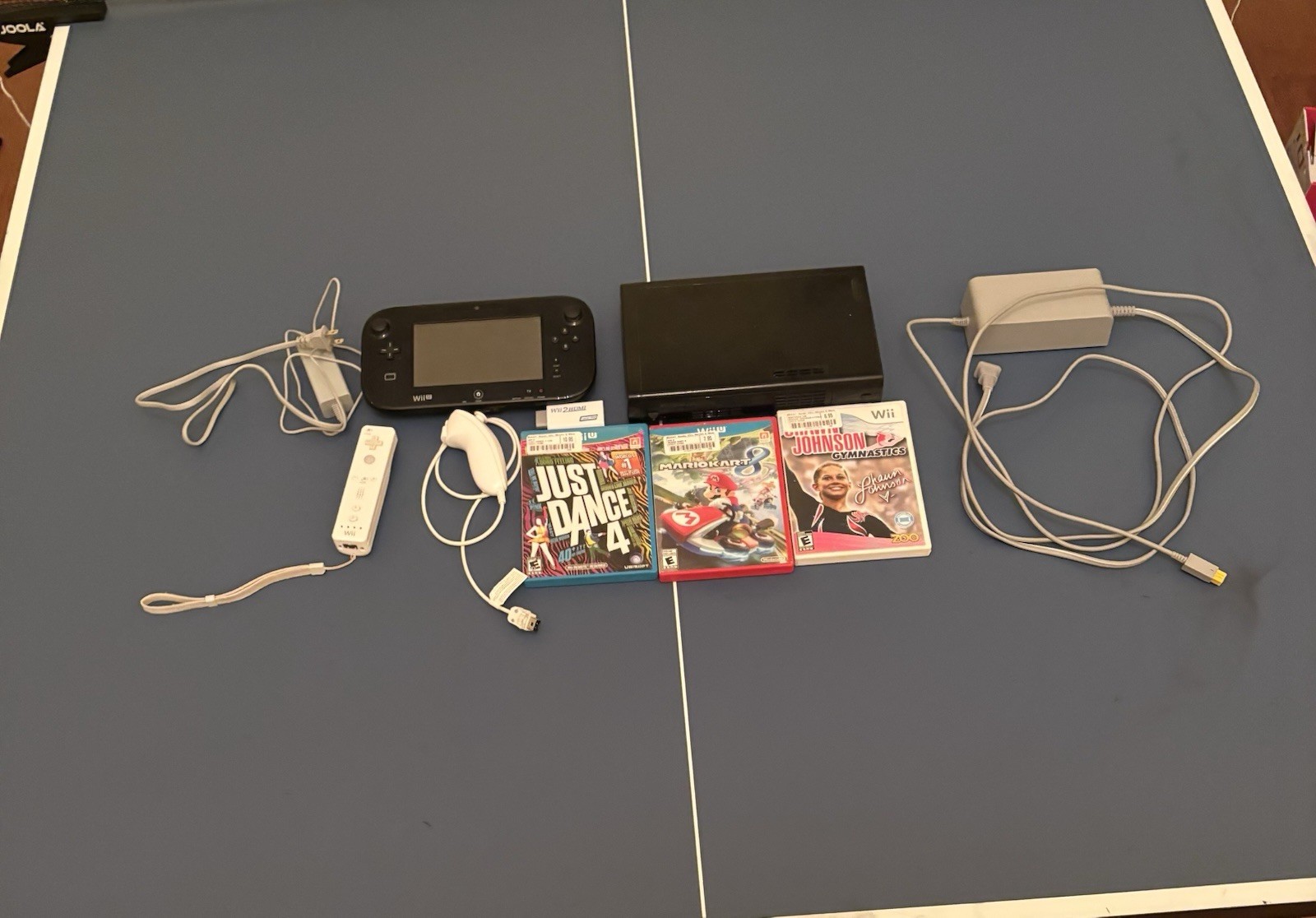 Wii U: gamepad, charger, hdmi cable, sensor bar, remote and nunchuck, 3 games