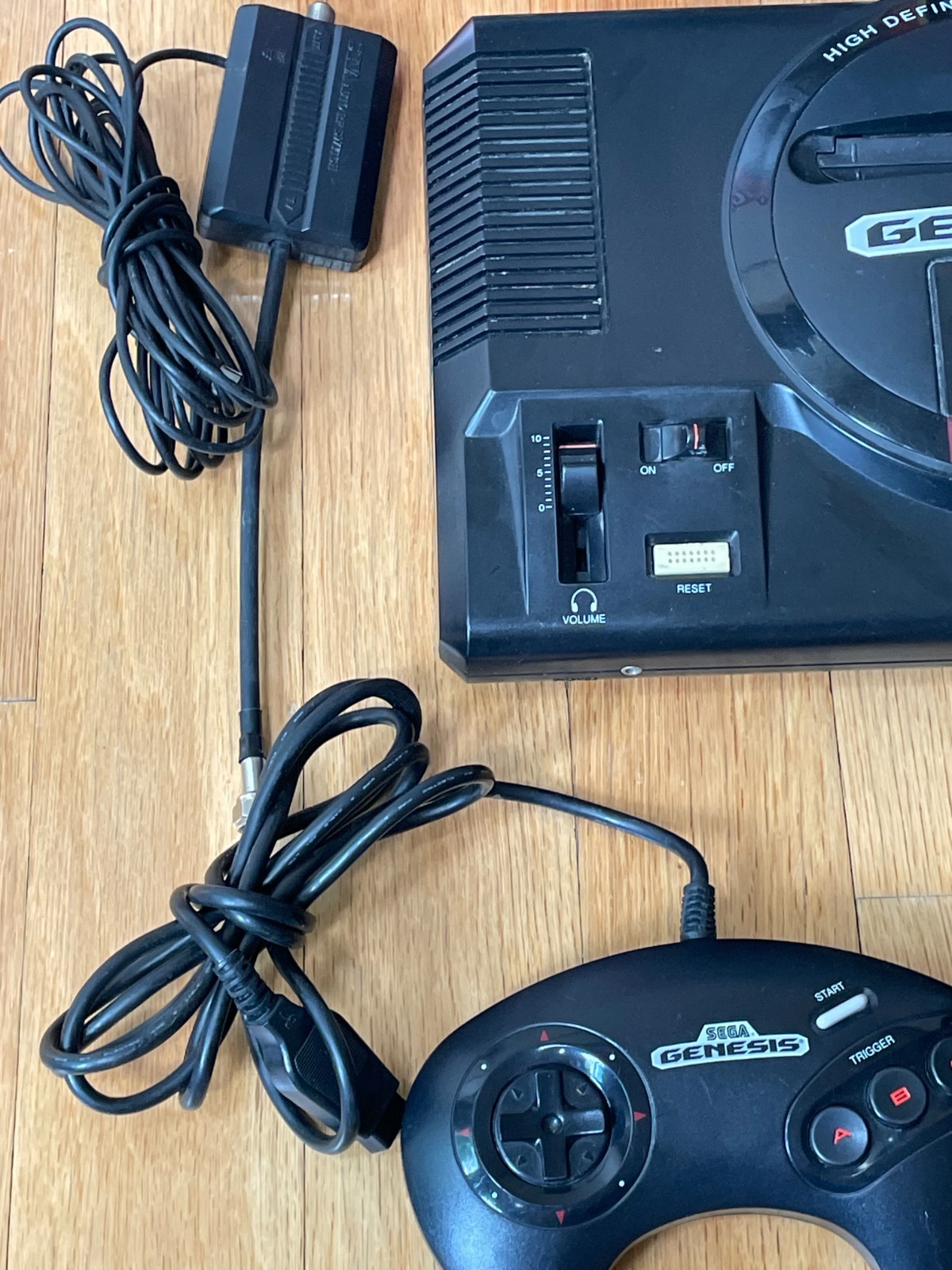 SEGA GENESIS 16 BIT MODEL 1 CONSOLE 2 CONTROLLERS IN MODEL 2 BOX TESTED & WORKS
