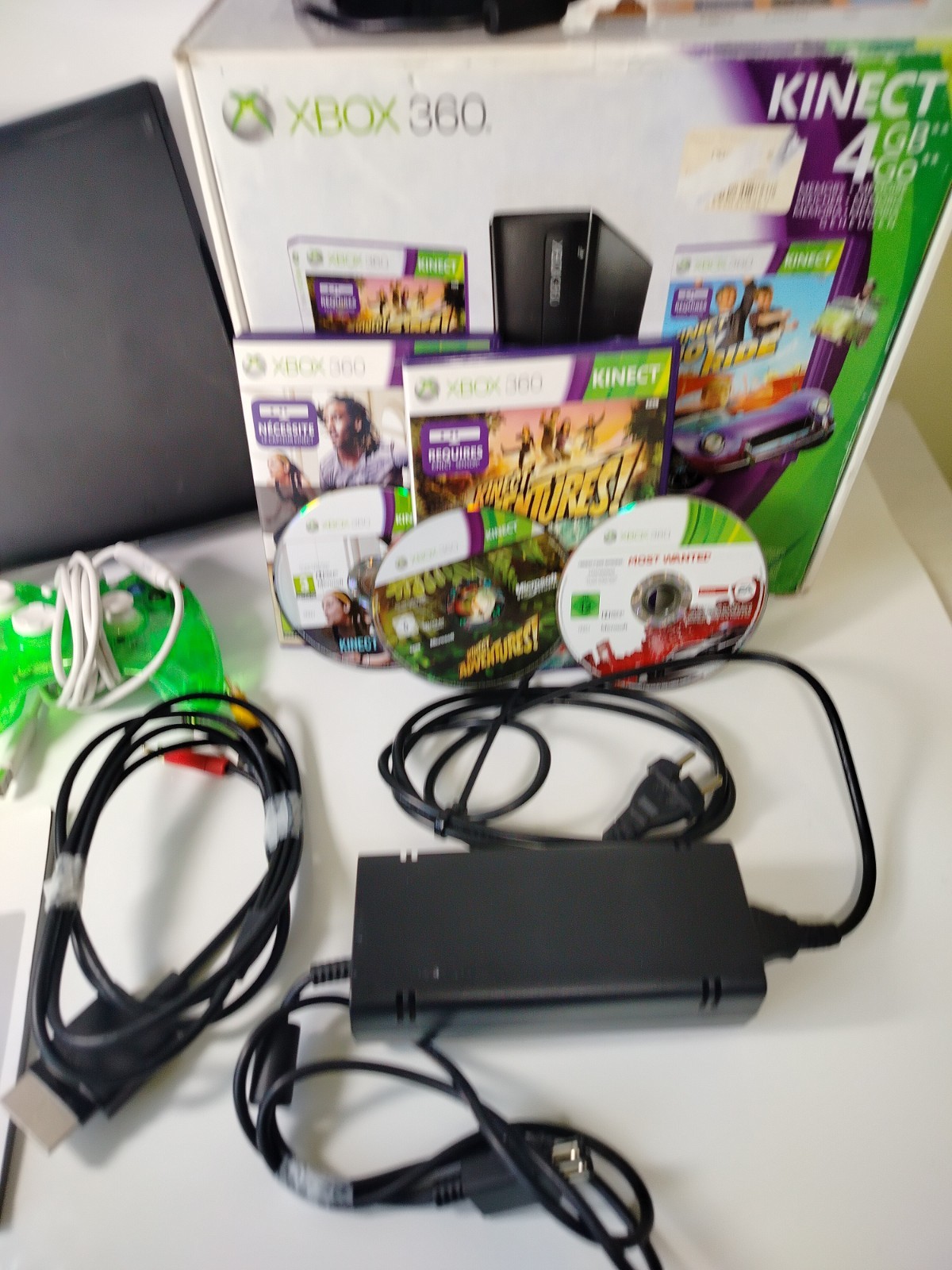 MICROSOFT XBOX 360 4GB CONSOLE WITH KINECT AND BOX – Controllers & Games