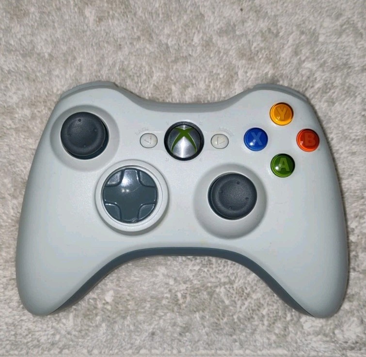 Microsoft Xbox 360 S, 250gb, 18 Games, 3 Controllers (Refur. Works) Read Desc!!