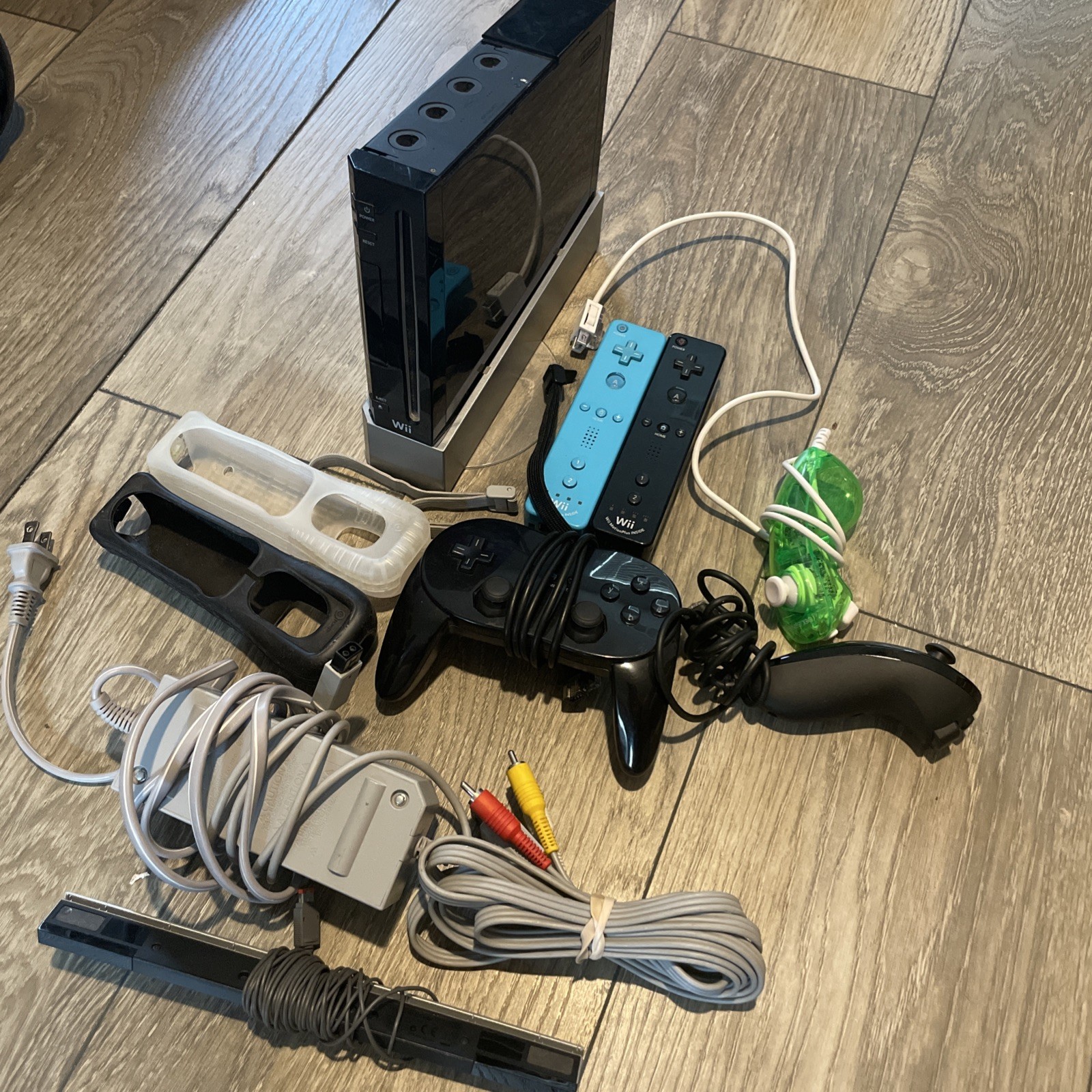Nintendo Wii 32GB Home Console – Black W/ Controllers