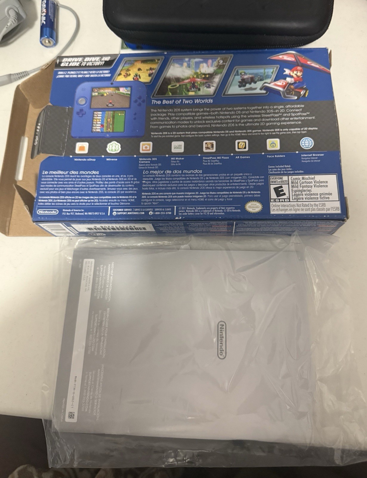 Original 2DS Blue Console with box and charger + 3 games & Carrying Case