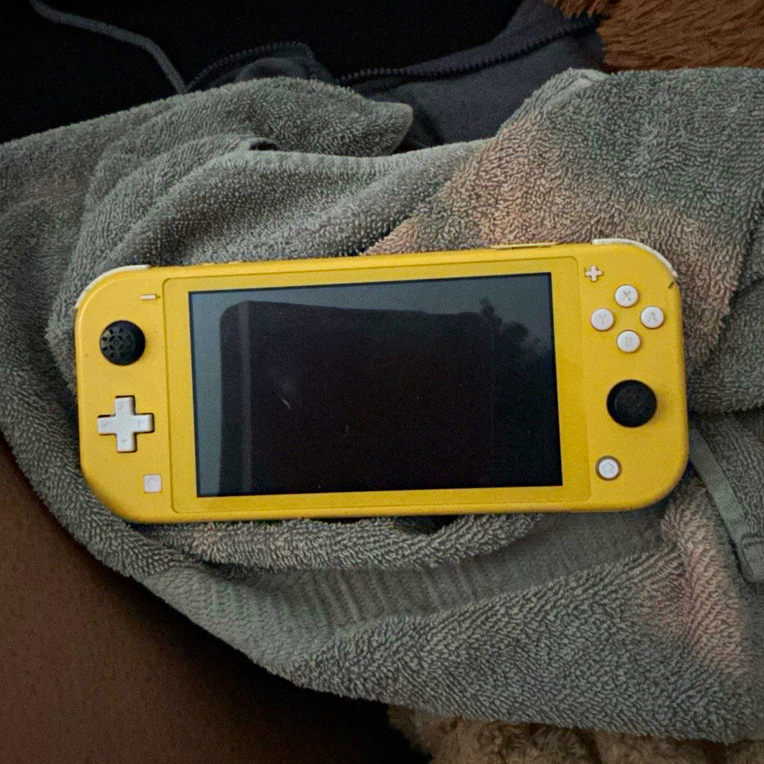 Nintendo Switch Lite Handheld System Yellow 32GB 720p HD Headphone Jack