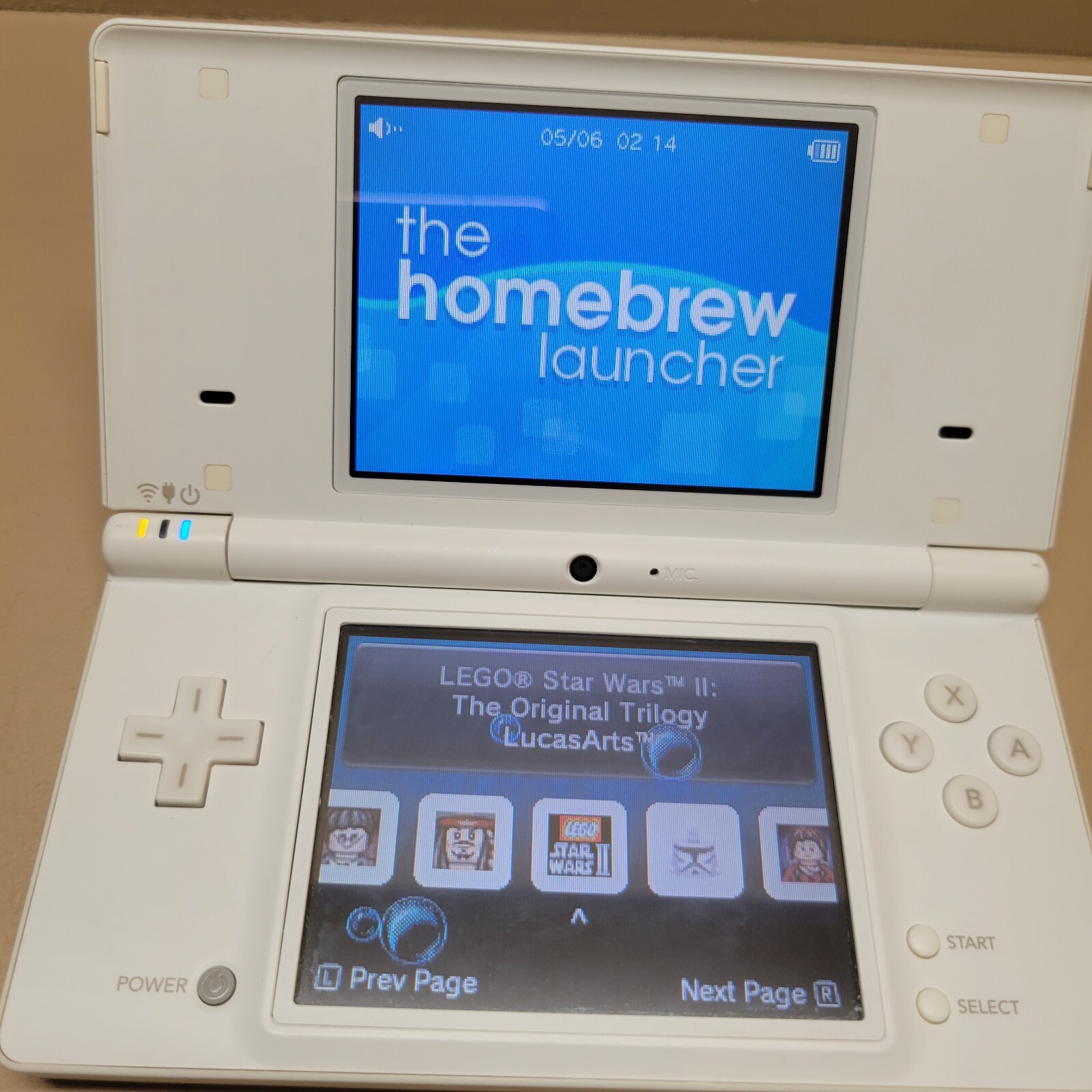 Nintendo DSi – White – Charger + Games included