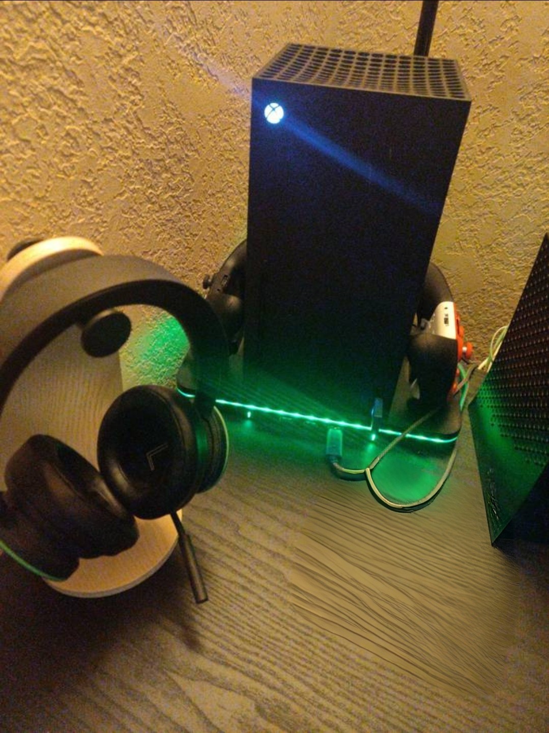Xbox series x with 1tb SSD Seagate expansion card, 3 elite controllers, headset