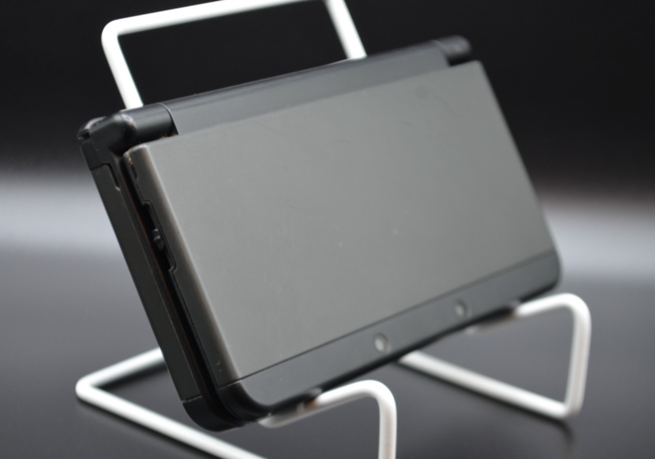 [REGION FREE] Nintendo new 3DS console only Black and White Used RANK A/B