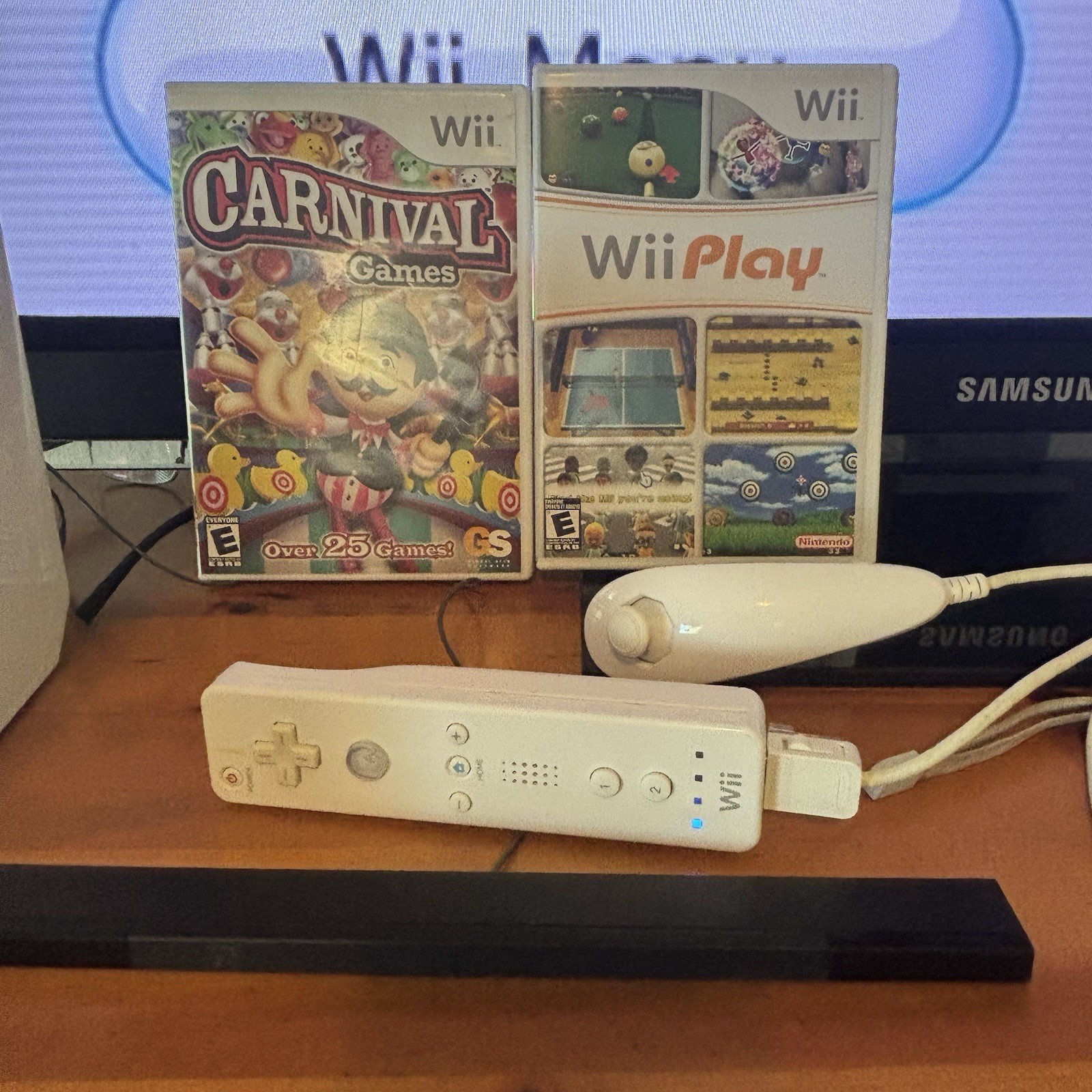Nintendo Wii Console White System Bundle 1 Remote Nunchuck WiiSports WiiPlay