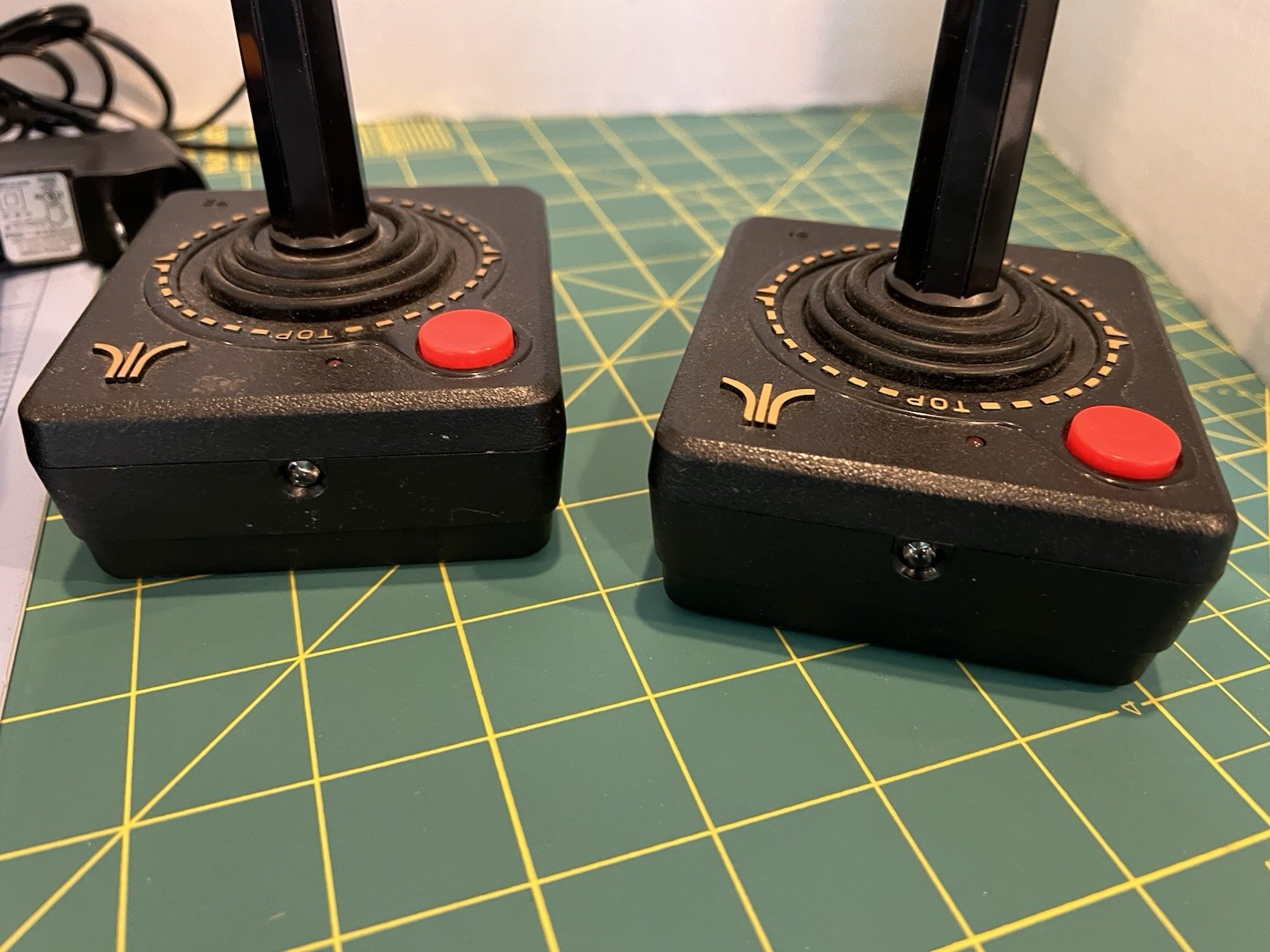 ATARI FLASHBACK 7 CLASSIC GAME 2600 CONSOLE & WIRELESS JOYSTICKS 101 GAMES A+
