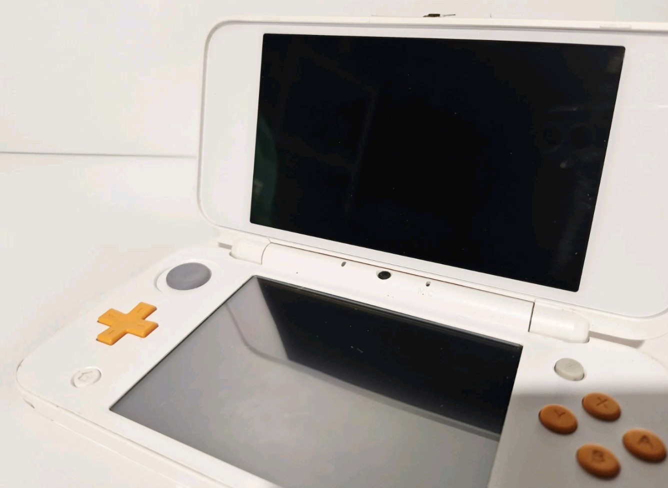 NINTENDO 2DS XL WHITE ORANGE CONSOLE HANDHELD SYSTEM AS IS PARTS OR REPAIR ~READ