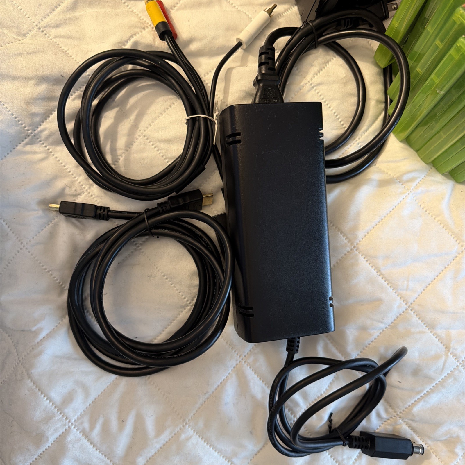 Microsoft Xbox 360 Slim 1439 Bundle Console 3 Controllers Battery Pack & 9 Games
