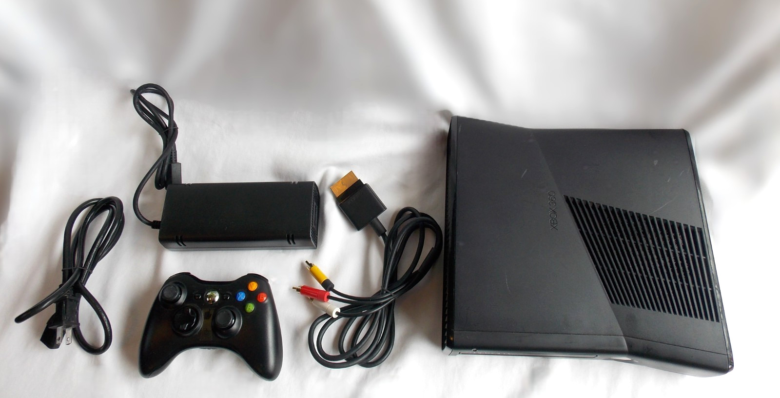 Xbox 360 S 1439 w/Cords & Controller No HDD Tested and Works
