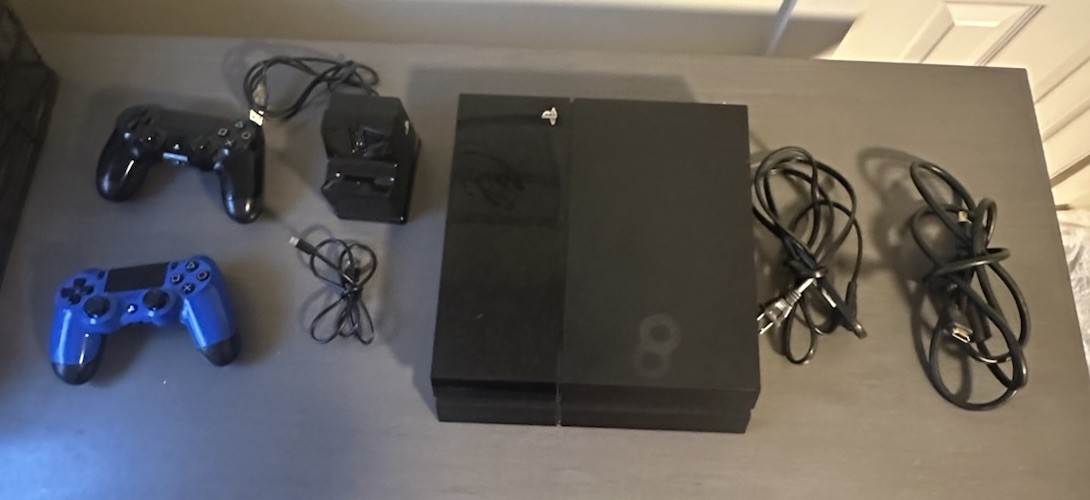 500GB PS4 CONSOLE-TESTED & WORKING-2 CONTROLLERS + HDMI + POWER + CHARGING CABLE