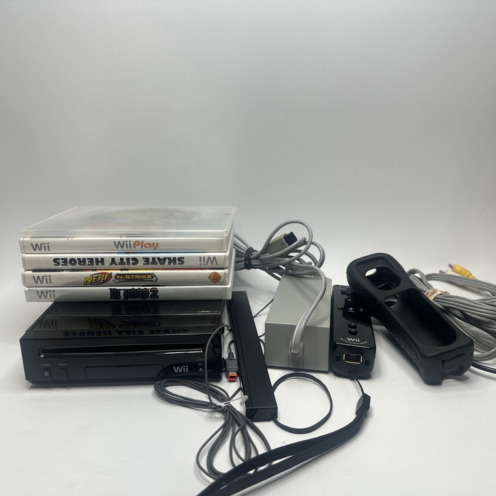 Nintendo Wii Bundle w/ Console, Cords, Controllers & Games
