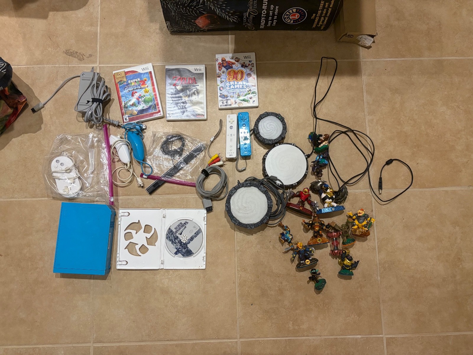 Wii Blue+all wiring+2 controllers+2 nunchucks+1 gamepad+4 games+skylanders