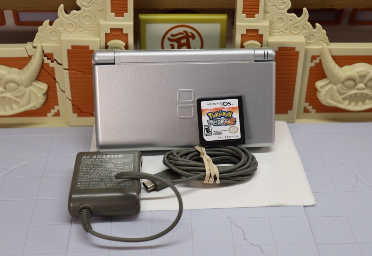 Nintendo DS Lite+POKEMON WHITE Version 2 Authentic +Charger,Case+Extra Game