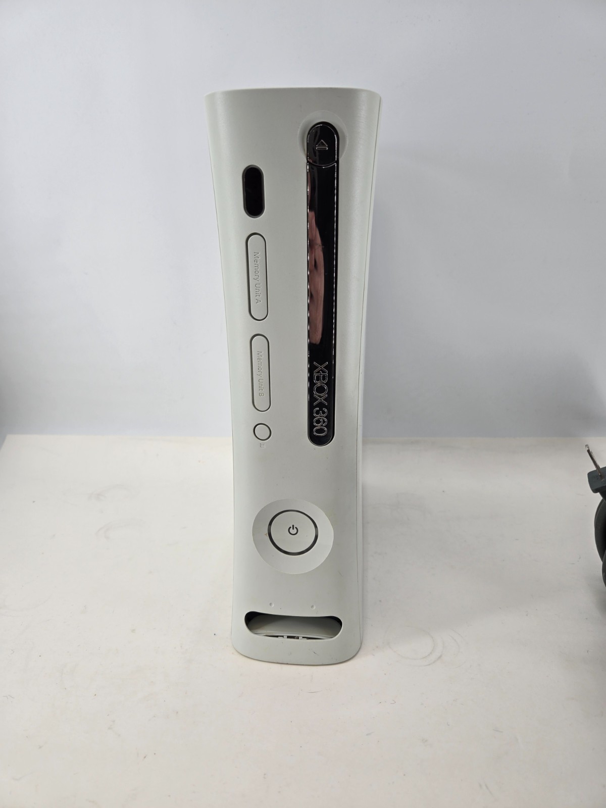 Microsoft Xbox 360 Console with 60GB HDD & Cords – Doesn’t read discs