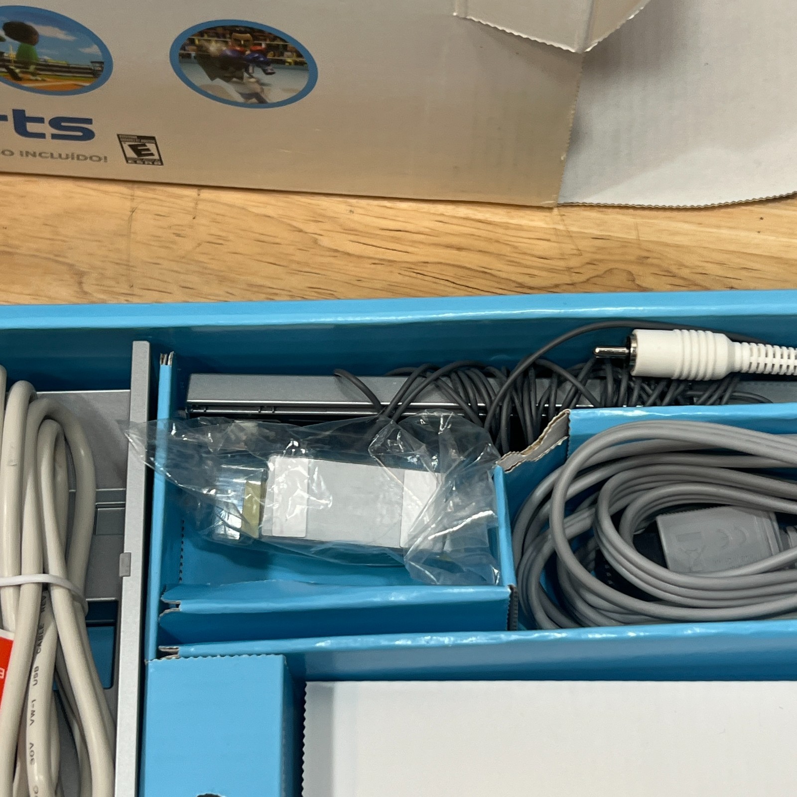 MINT Nintendo Wii Console Bundle White RVL-001 CIB wii Sports Netflix BOXED