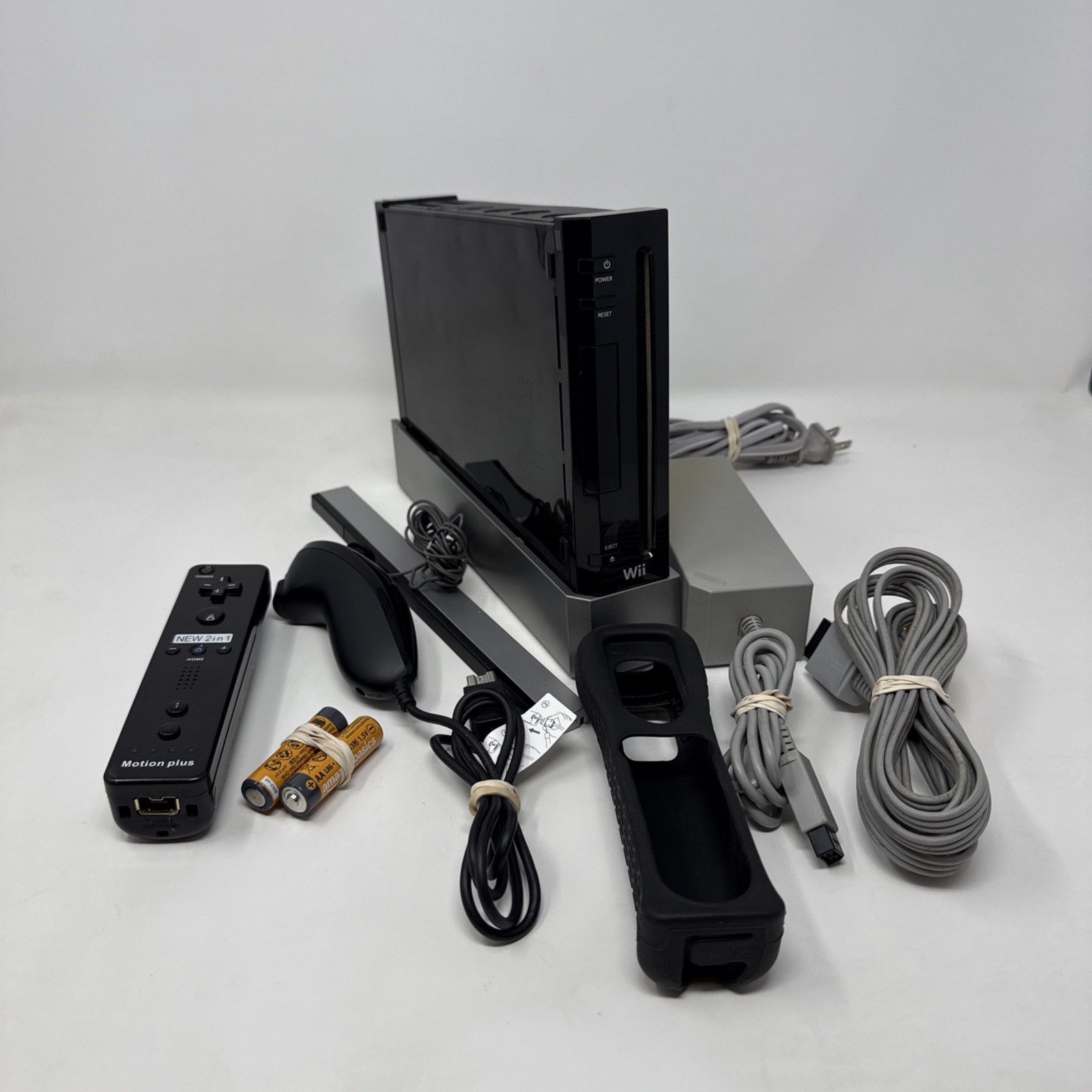 Nintendo Wii Black Console Bundle (RVL-001 – Backwards Compatible with GameCube)