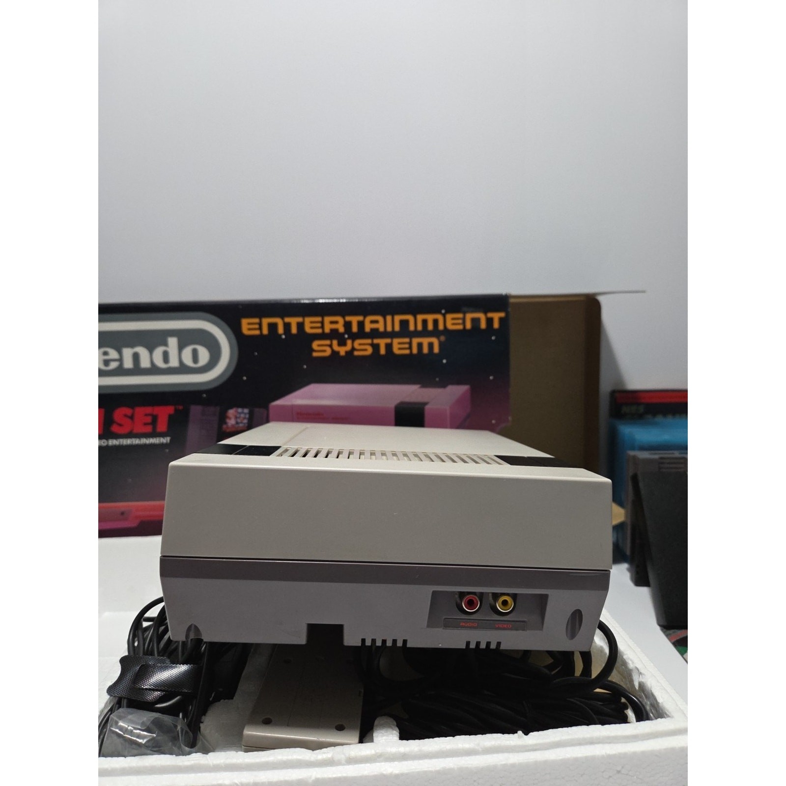 Nintendo NES Action Set Console CIB Zapper Controllers 15 Games Bundle