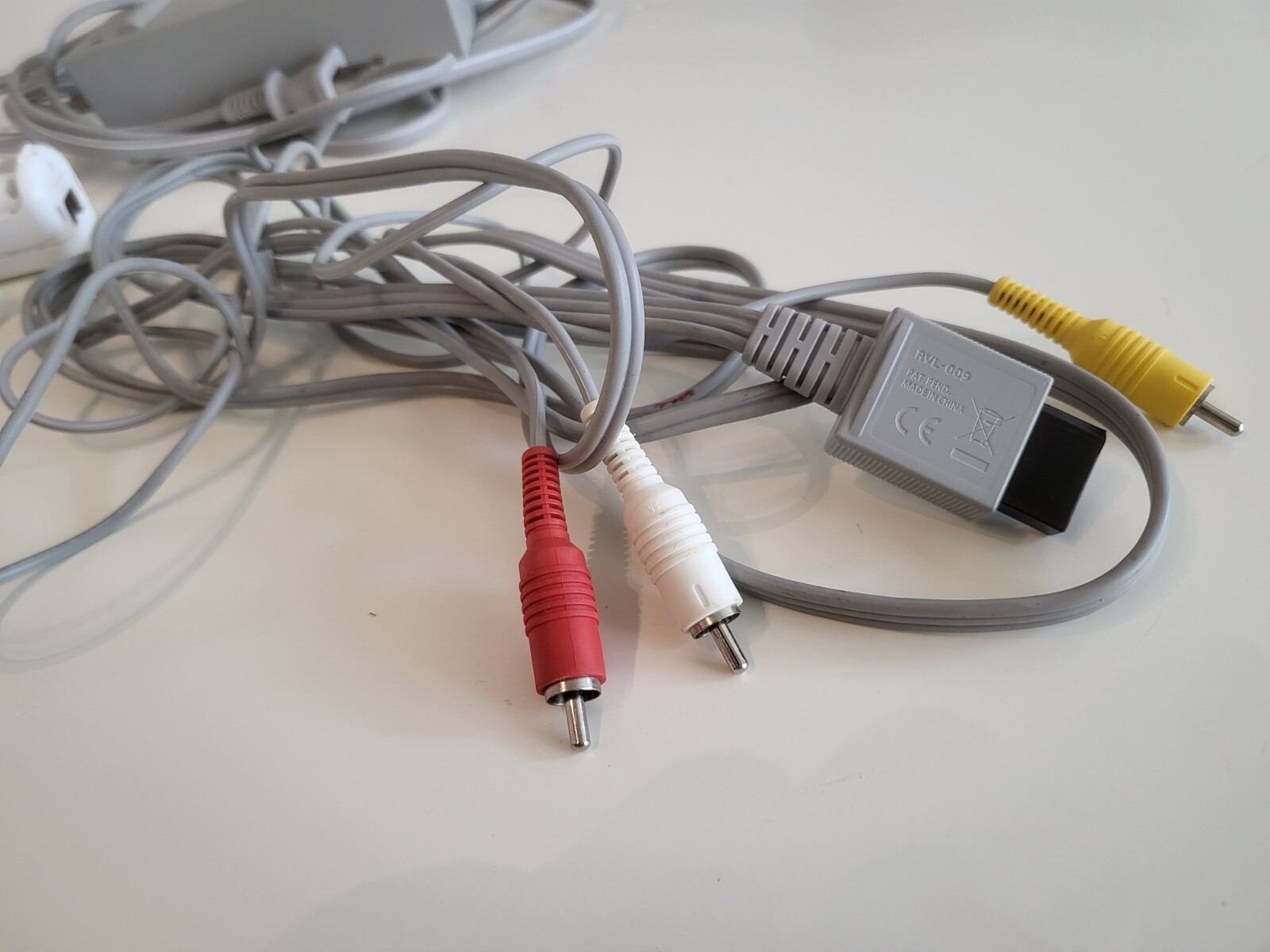 Nintendo Wii Console (White) with power cable, av cable, motion bar & controller