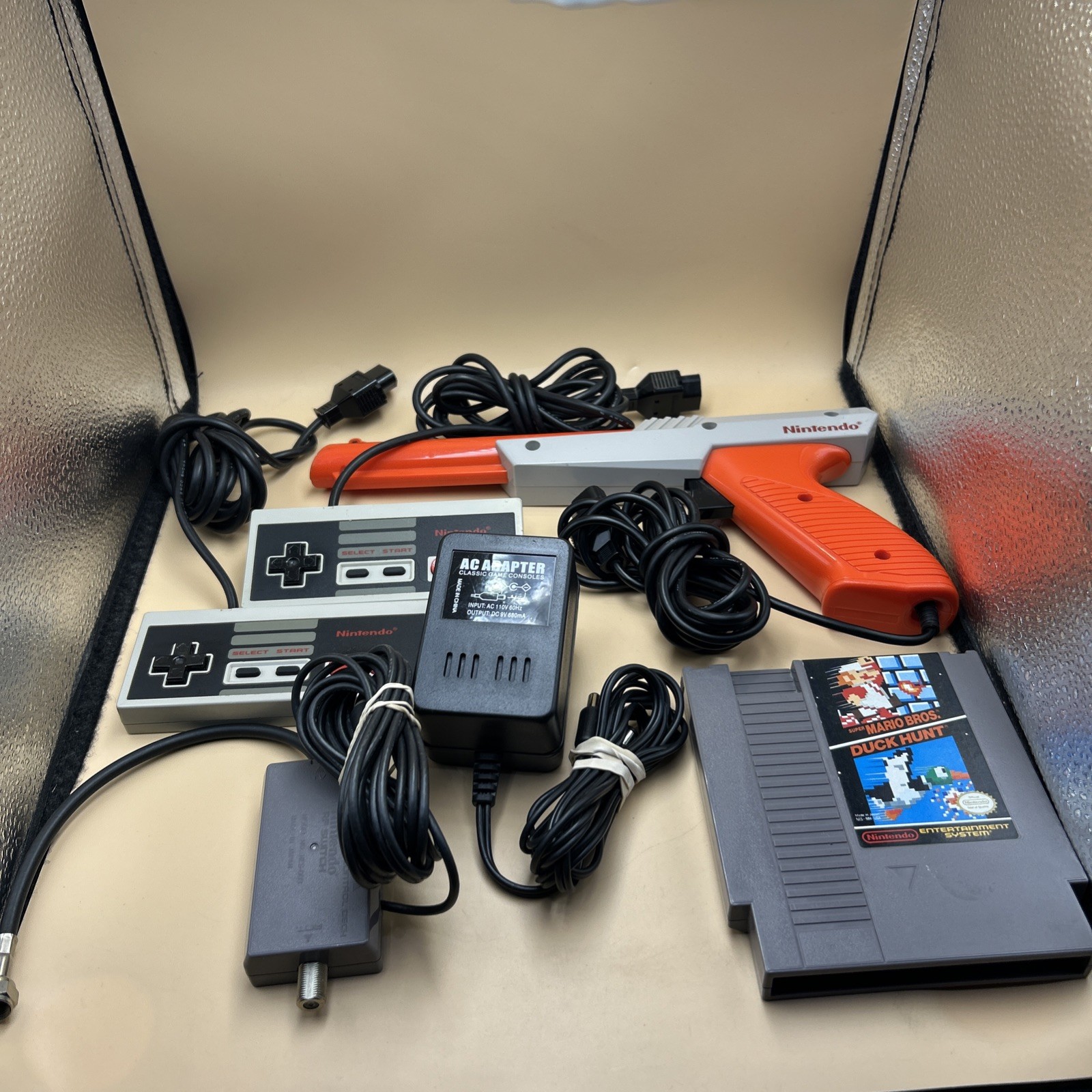Nintendo Entertainment System NES Action Set CIB Box With Zapper And Game