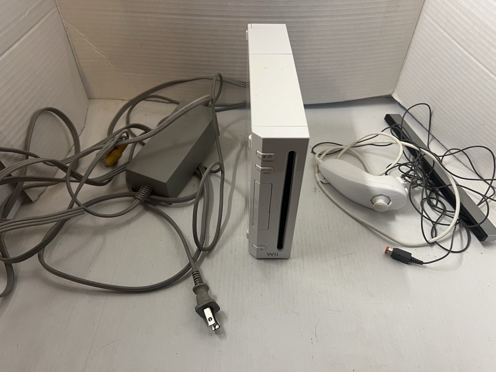 Nintendo Wii Console White 1 Nunchuks Power AV – Tested