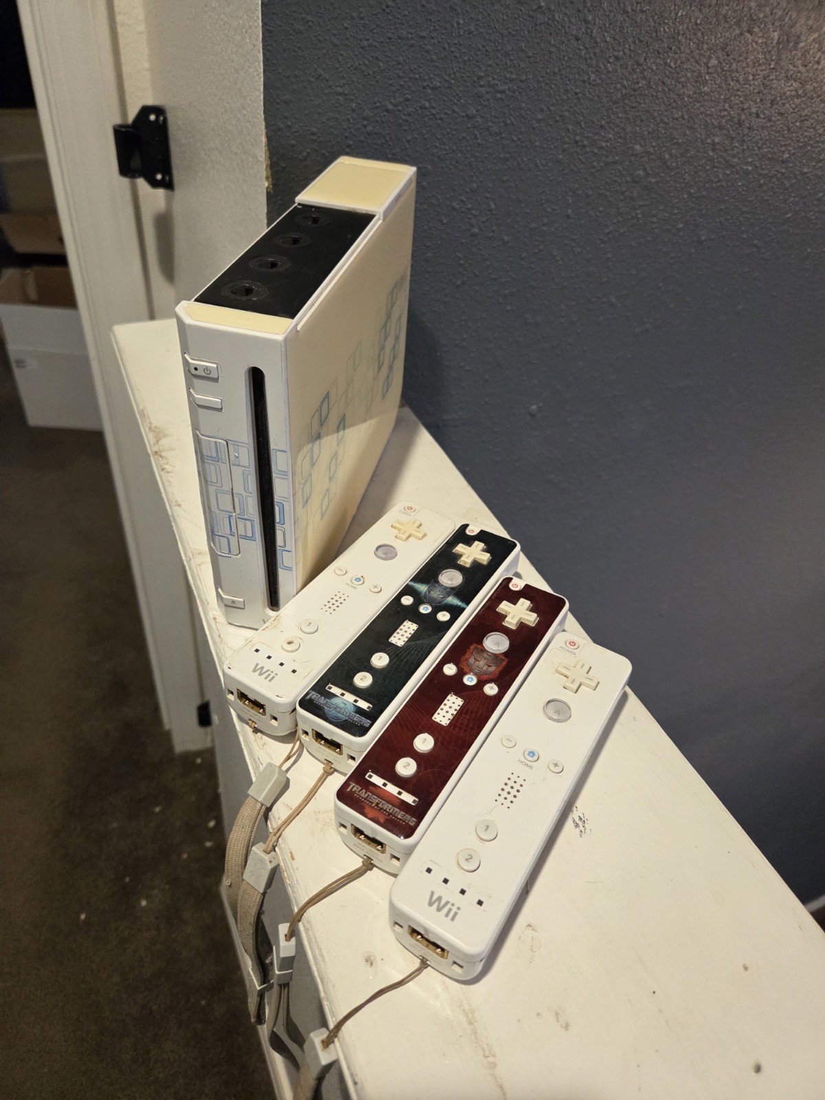 Nintendo Wii 4 Remotes All Cables