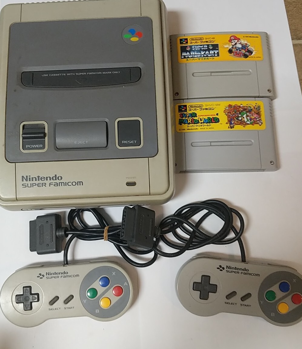 Nintendo Super Famicom Console + 2 Marios + 2 Controllers – HVC-002. BMcx08