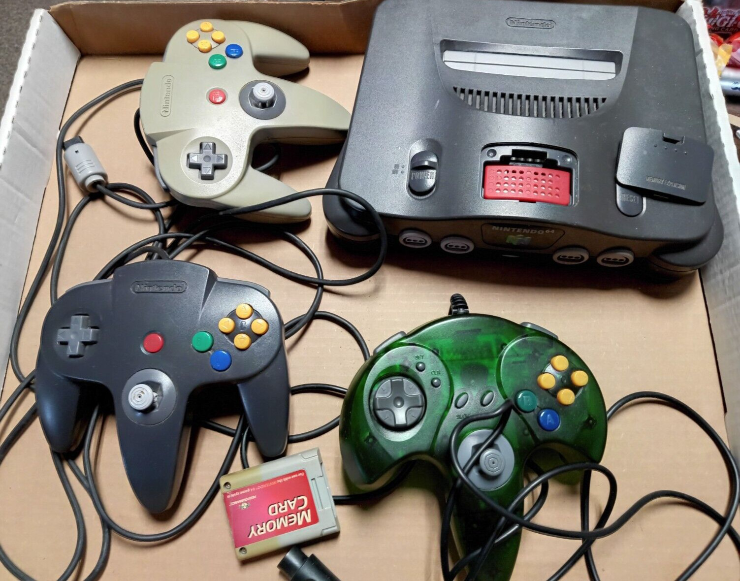 Nintendo 643 3 Controllers, Expansion Pak and memory card, Lot.