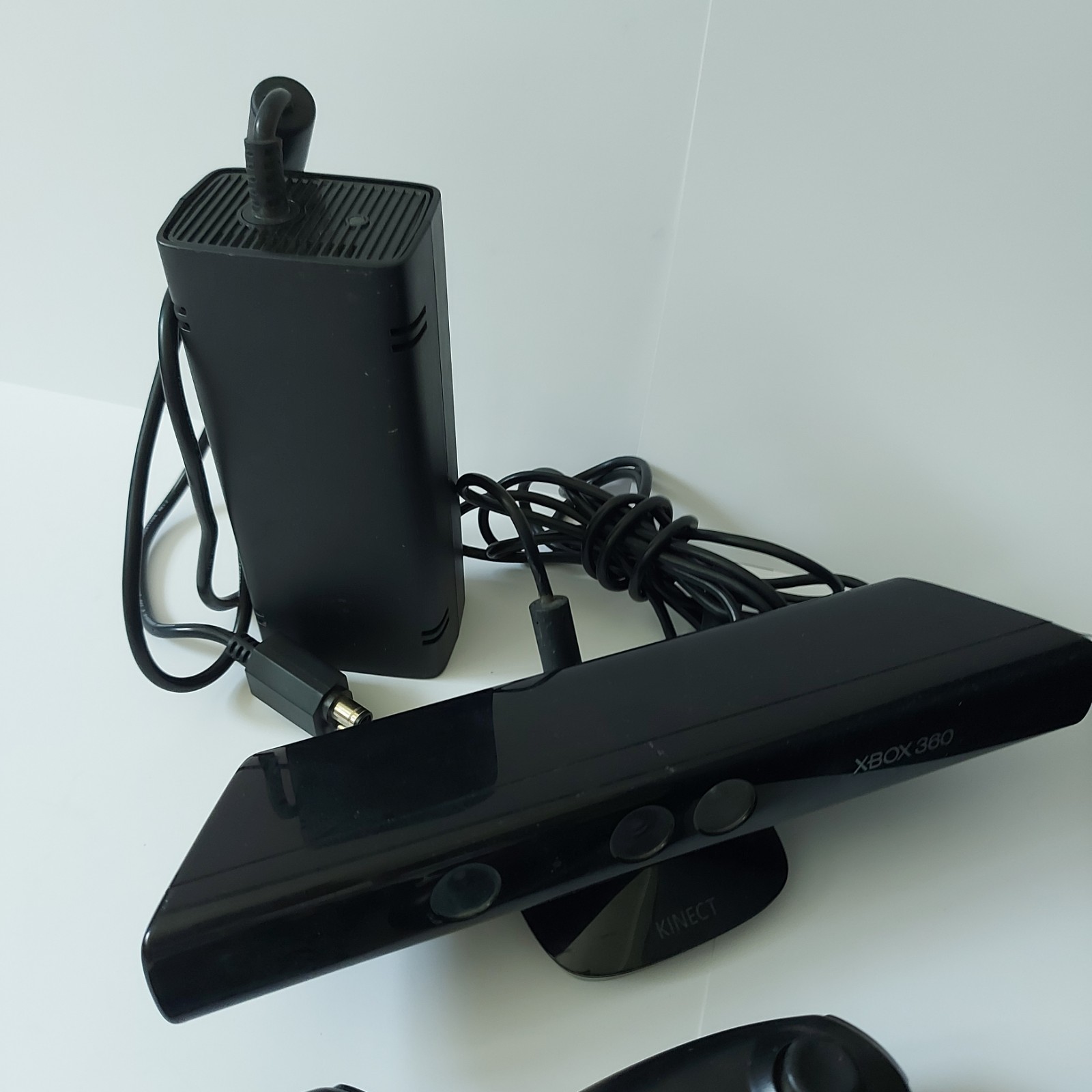 Microsoft Xbox 360 S 4GB Black Kinect Bundle w/ 2 Controllers & 6 games WORKING!