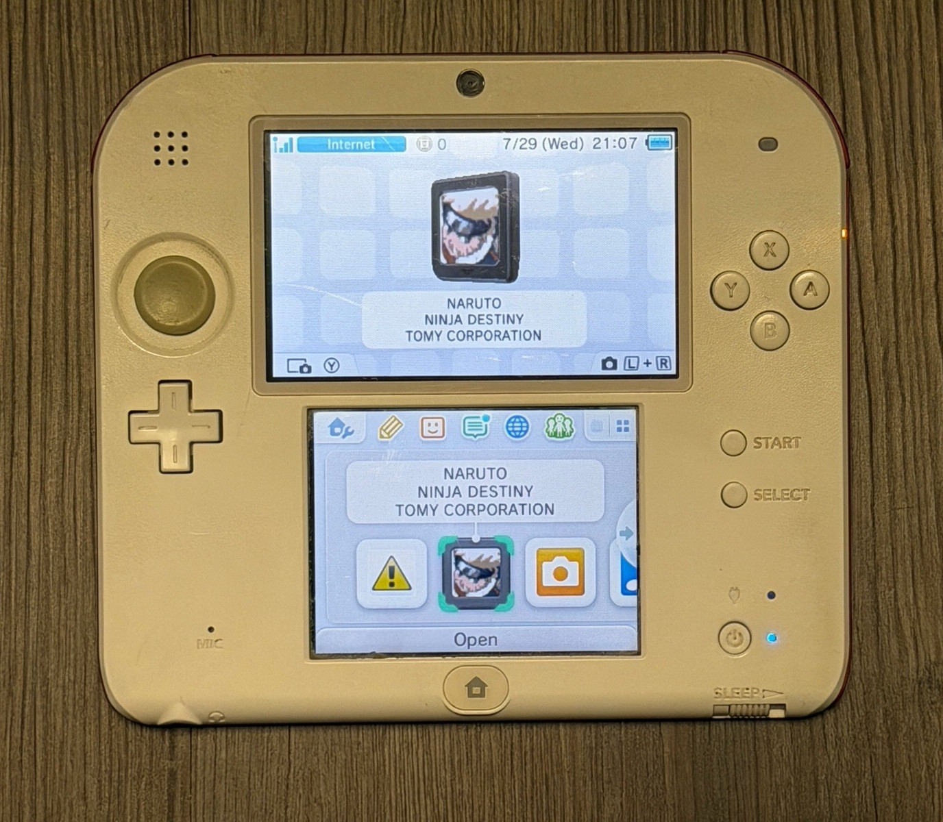 Nintendo 2DS- White/Red w/ Charger & 4GB SD Card, Wi-Fi -TESTED AND WORKING