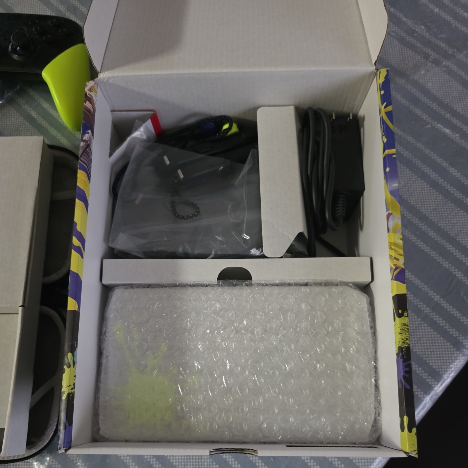 Nintendo Switch (OLED Model) Splatoon 3 Edition + Pro Controller + Carrying Case