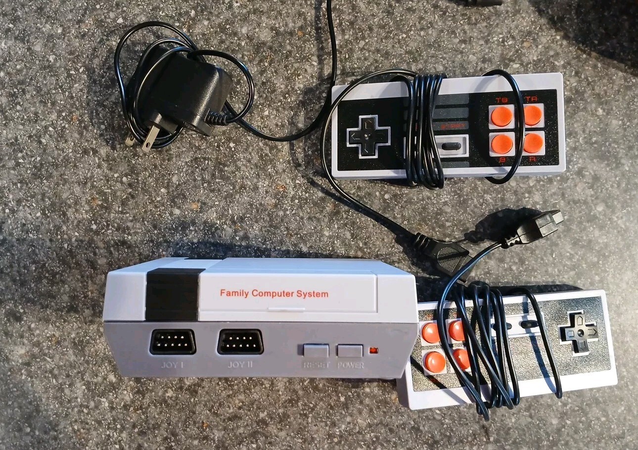 FAMILY COMPUTER SYSTEM SYSTEM Vintage, Video Games, Mario, No Av Out Cord