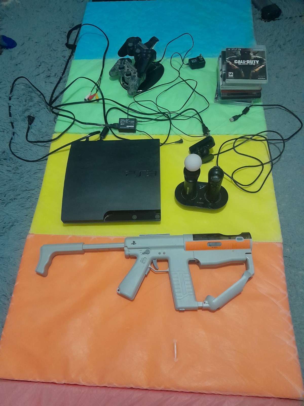 Sony PS3 Slim 320GB, 2 DS Controls/charger, MOVE Motion Gun/remote/cam, 8 Games