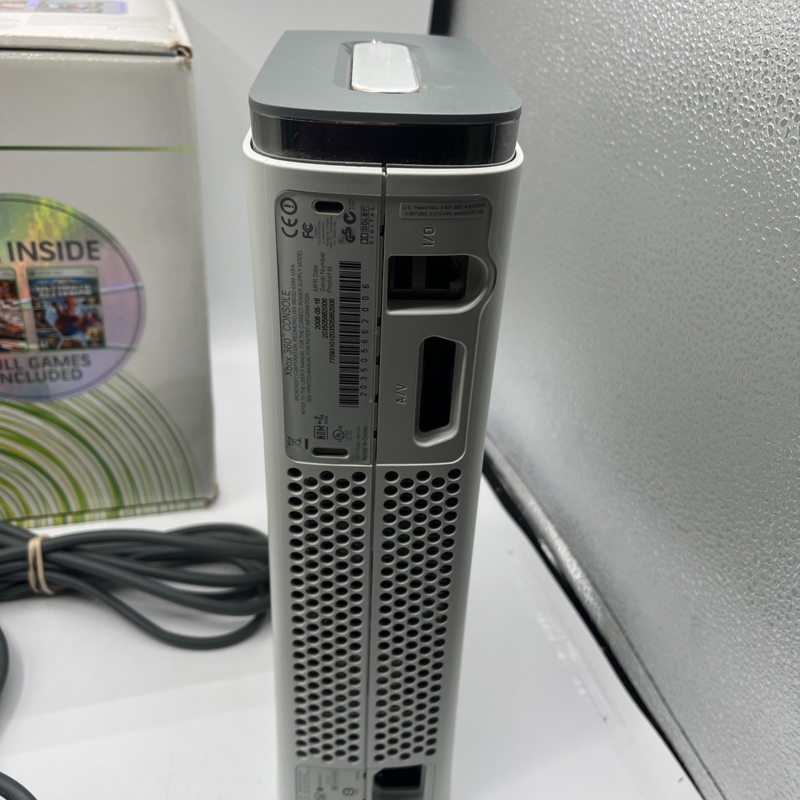 Microsoft Xbox 360 White Console w/ Cable and 2 Controllers