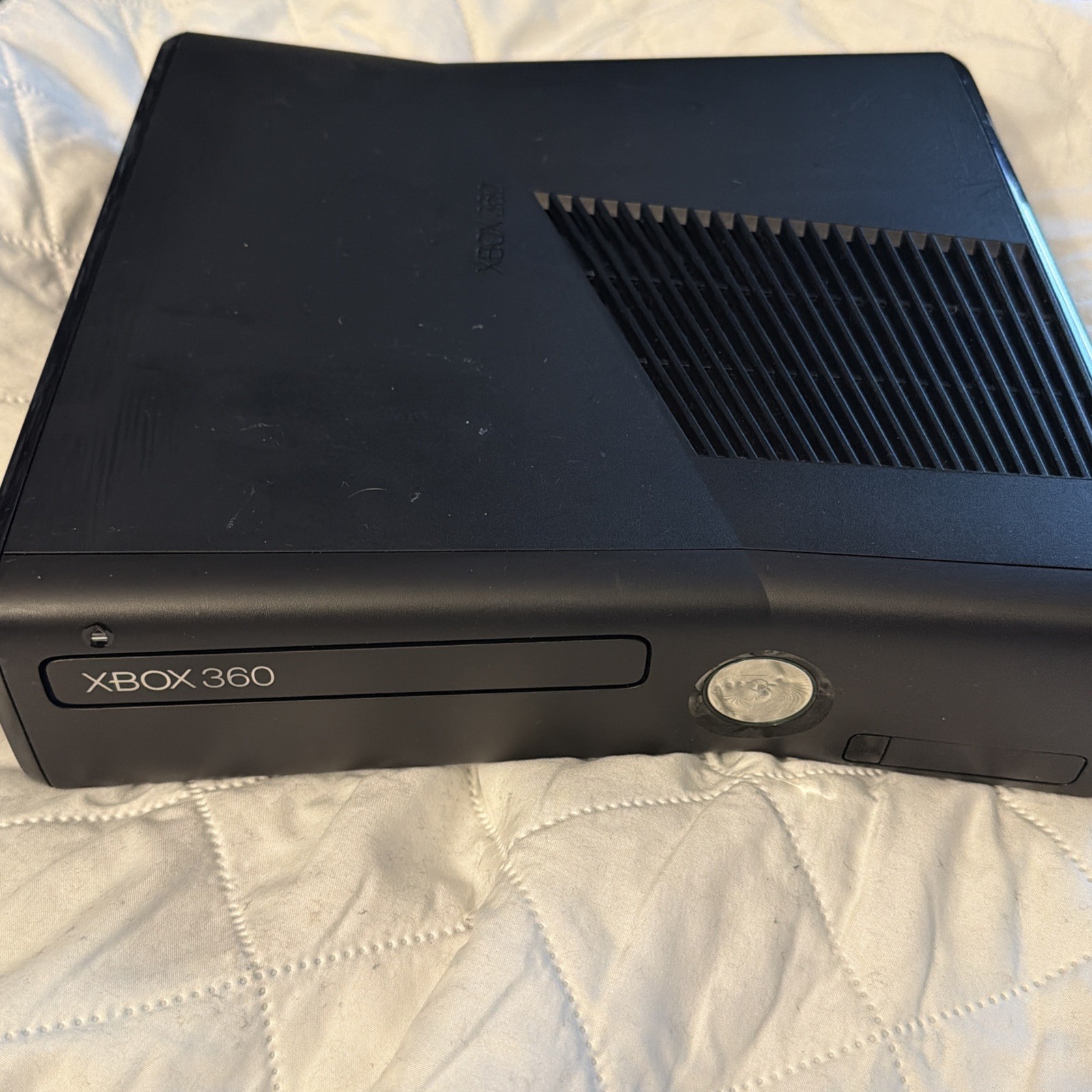 Microsoft Xbox 360 Slim 1439 Bundle Console 3 Controllers Battery Pack & 9 Games