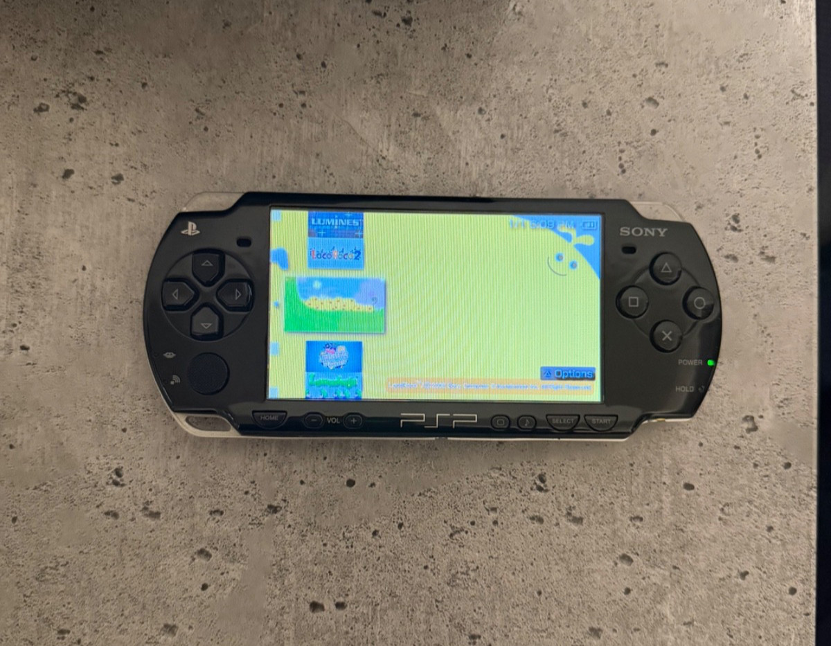 Sony PSP 2000 Launch Edition 64MB Handheld System – Piano Black