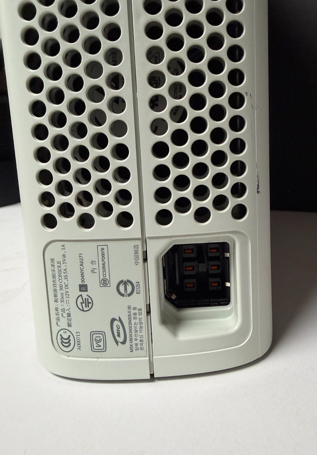 Microsoft Xbox 360 Elite White Console, Headphone, Cords & TV Adapter Orig. Box