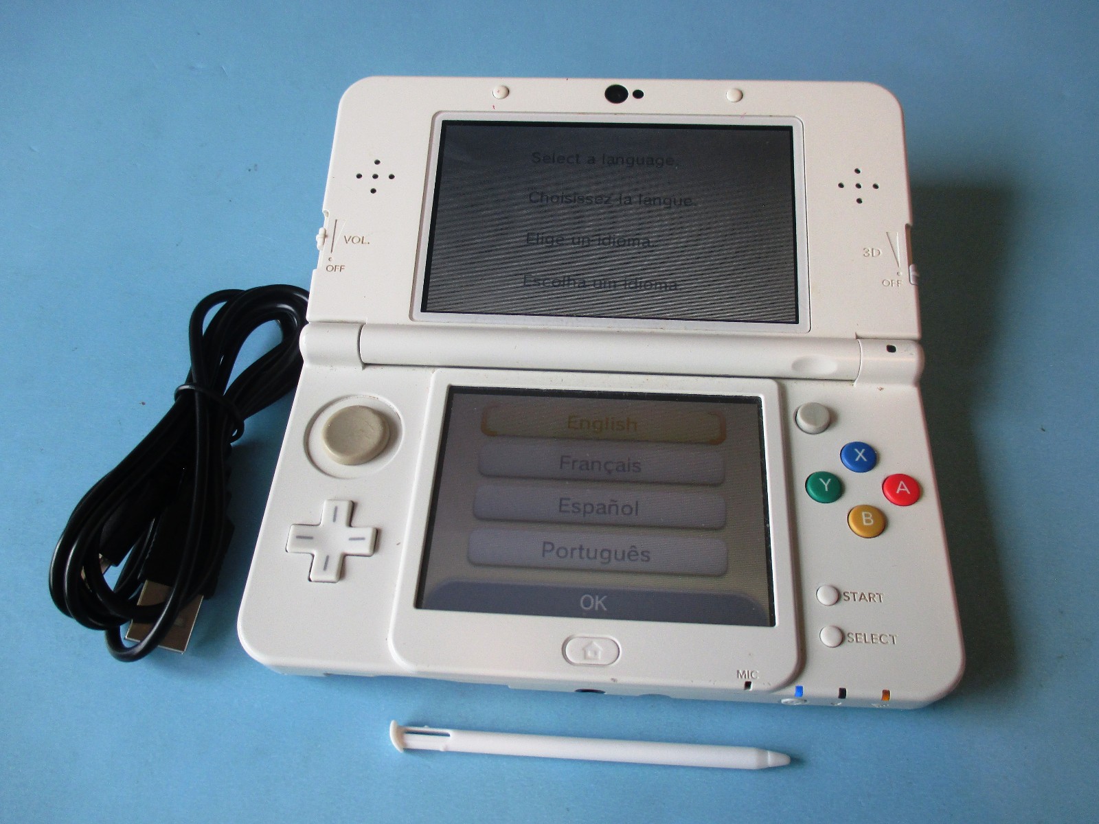 New Nintendo 3DS Super Mario White Edition System w/Charger & Stylus