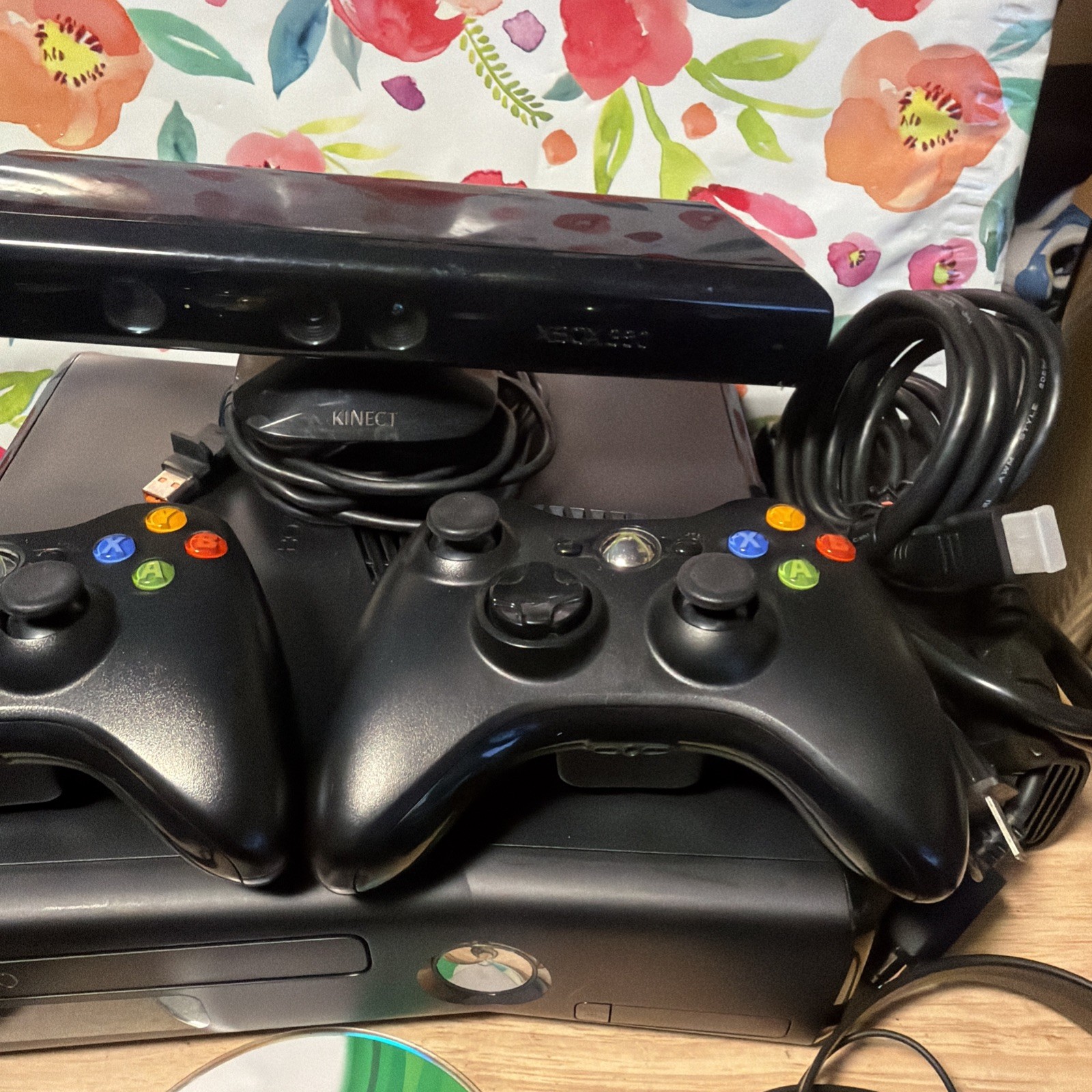 XBox 360 Slim Console BUNDLE! 6 Games 2 Controllers & Headsets, HDMI -TESTED!
